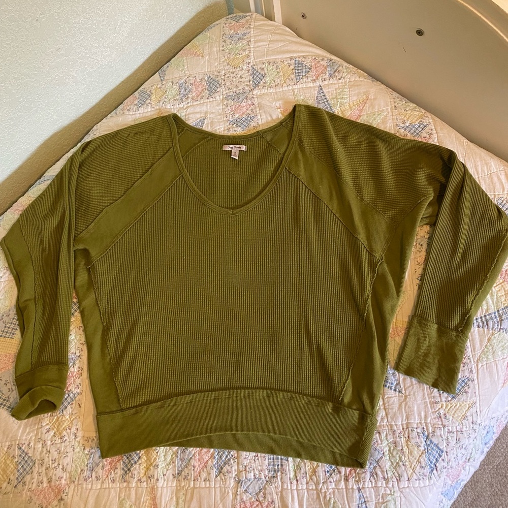 Women’s pullover size M.